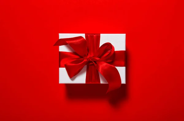 Gift box red ribbon bow card — Stock Photo, Image