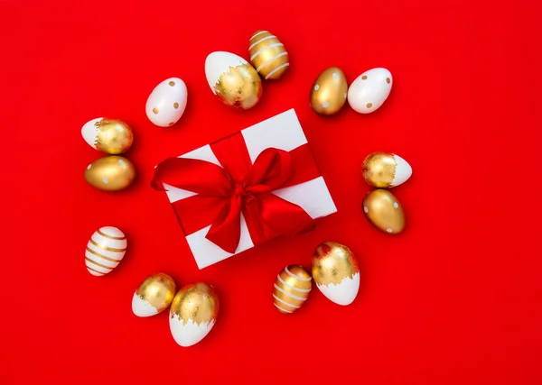 Huevos de Pascua decoración caja de regalo fondo rojo —  Fotos de Stock