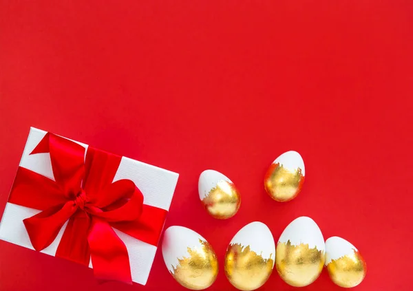 Paskalya yumurtaları süsleme hediye kutusu kırmızı arka plan — Stok fotoğraf