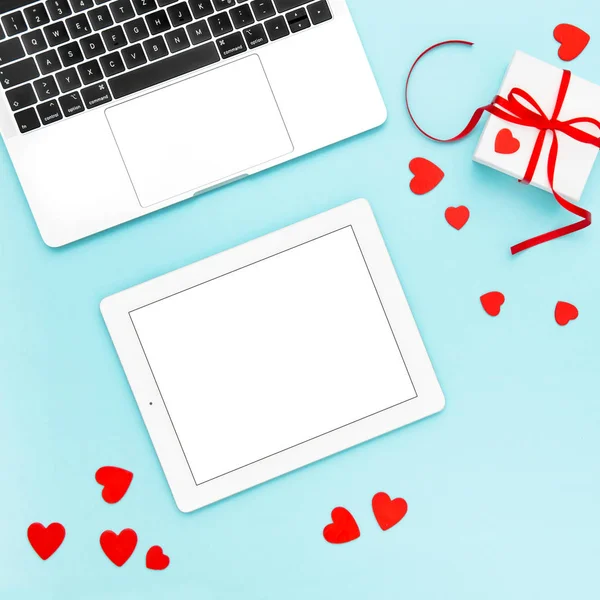 Notebook tablet PC dárková krabička červená srdce dekorace Valentines Day — Stock fotografie