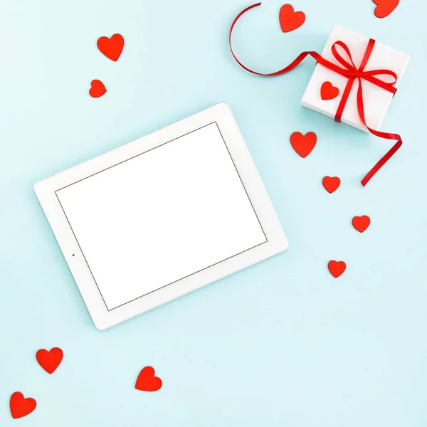 Tablet PC gift box red hearts decoration Valentines Day flat lay — Stock Photo, Image