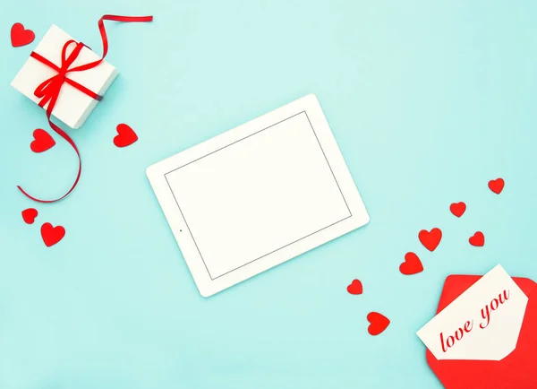 Dia dos Namorados flat lay Tablet caixa de presente corações vermelhos decoração — Fotografia de Stock
