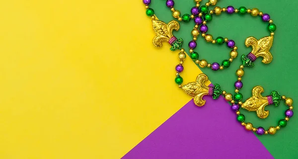 Perles de décoration carnaval Mardi gras jaune vert pourpre backgro — Photo