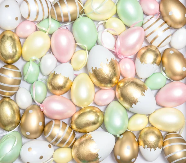 Fondo de Pascua Pastel huevos de oro de color decoración — Foto de Stock