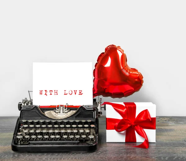 Vintage Schreibmaschine rotes Herz Ballon Geschenkbox Valentinstag Lov — Stockfoto