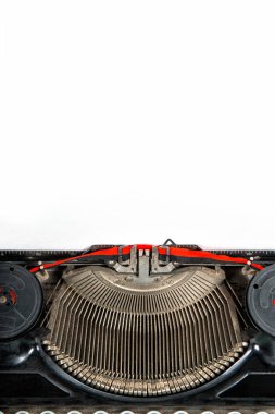 Beyaz kağıt çarşaflı antika bir daktilo. Metnin için boşluk kopyala