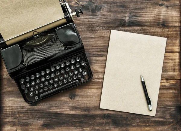 Máquina Escribir Antigua Con Cuaderno Notas Papel Concepto Creatividad —  Fotos de Stock