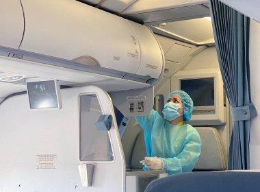 VIETNAM, HO SHI MIN CITY - 20 Mart 2020: uçuş ekibi koruyucu kıyafet ve maske takıyor, Vietnam Havayolları. Corona virüsü. Epidemie. Pandemie