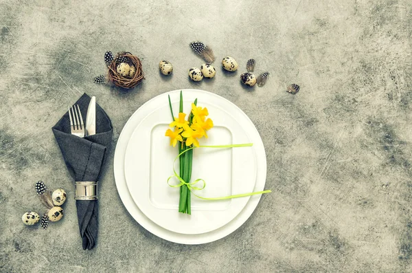 Mesa Pascua Lugar Decoración Con Huevos Flores Estilo Vintage Tonificado —  Fotos de Stock