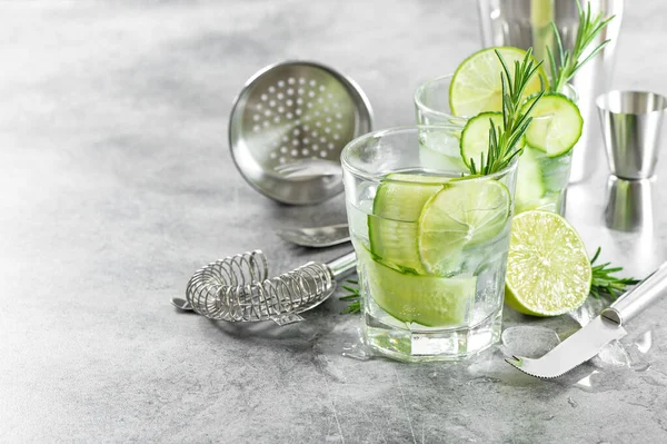 Accessori Bar Ingredienti Cocktail Drink Con Cetriolo Lime Rosmarino Ghiaccio — Foto Stock