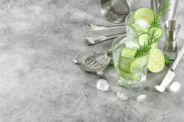 Drink Met Komkommer Limoen Ijs Rozemarijn Koude Zomerlimonade — Stockfoto