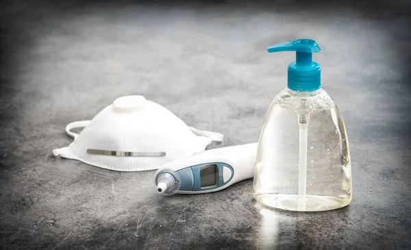 Έννοια Υγιεινής Πρόληψης Ιών Απολυμαντικό Χεριών Θερμόμετρο Και Προστατευτική Μάσκα — Φωτογραφία Αρχείου