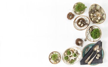 Paskalya düzlüğü. Doğal ve bıldırcın yumurtalarıyla süslü bir dekorasyon.