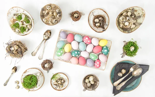 Pascuas Planas Mesa Festiva Lugar Ajuste Decoración Con Huevos Colores —  Fotos de Stock