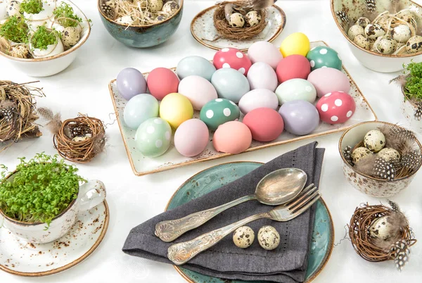 Decoración Pascua Con Huevos Colores Mesa Festiva Lugar Ajuste —  Fotos de Stock