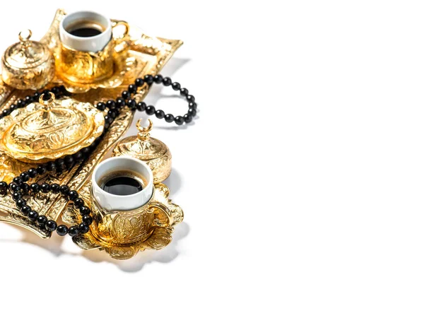Gouden Koffieschotels Zwarte Rozenkrans Kralen Witte Achtergrond Ramadan Kareem — Stockfoto