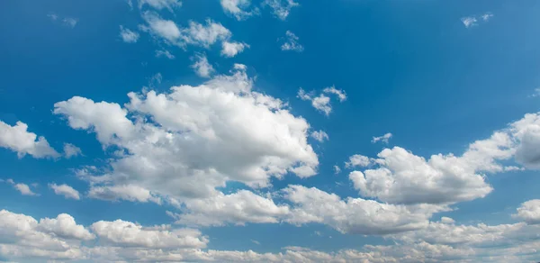 Bewolkte Blauwe Hemel Achtergrond Van Natuur Begrip Van Omgeving — Stockfoto