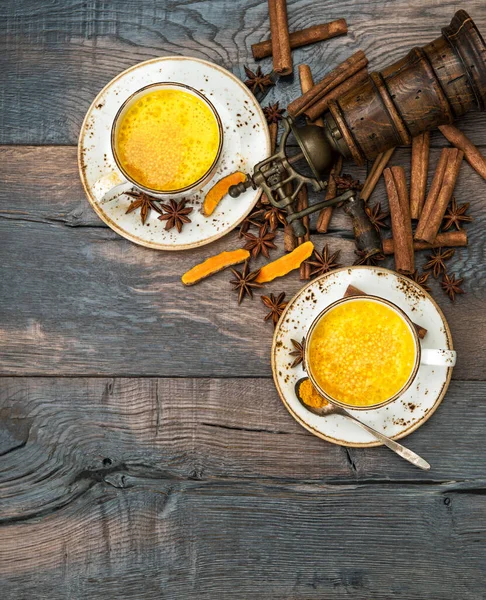 Goldene Milch Heißes Kurkuma Getränk Mit Gewürzen Auf Rustikalem Holzgrund — Stockfoto