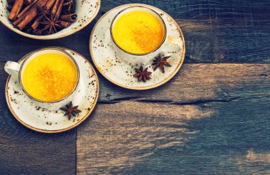 Baharatlı sıcak curcuma zerdeçal sütü. Klasik stil tonlu resim