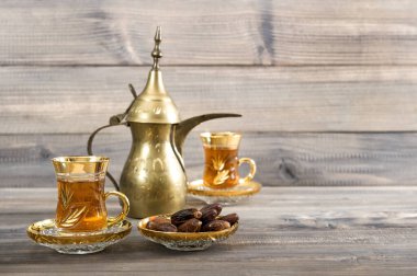 Kırsal ahşap arka planda altın oryantal süslemeli çay masası