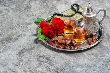İçinde tarihler ve çiçekler olan çay masası. İslam bayramı dekorasyonu. Ramazan Kareem