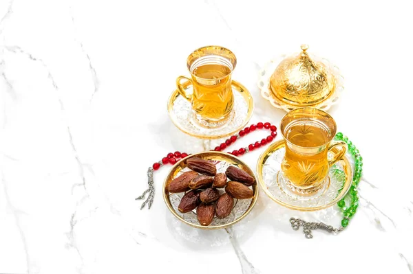 Šálky Čaje Datlemi Růženec Korálky Bílém Pozadí Ramadan Kareem — Stock fotografie