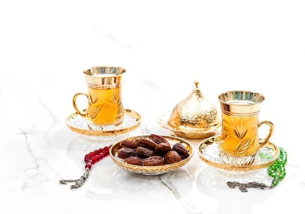 Золотой Чай Чашки Финиками Четки Украшения Бусы Рамадан Карим — стоковое фото