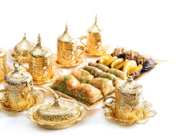 Arap lokumu, kahve fincanları ve altın süslemeler. Ramazan Kareem