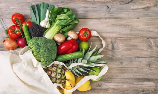 新鲜蔬菜水果装在蚕豆袋中 西兰花 健康食品 — 图库照片