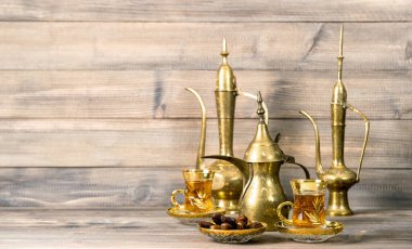 Asyalı çay masası ve ahşap arka planda altın süslemeler.