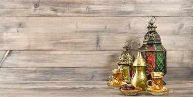 Tarihli çay bardakları ve kırsal ahşap arka planda doğu feneri süslemeleri.
