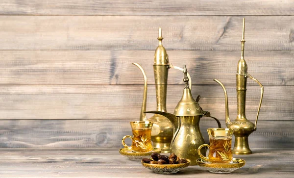 Orientalische Teetafel Mit Datteln Und Goldener Dekoration Auf Hölzernem Hintergrund — Stockfoto