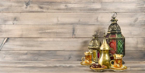 Kieliszki Herbaty Datami Orientalne Dekoracje Latarni Rustykalnym Drewnianym Tle — Zdjęcie stockowe