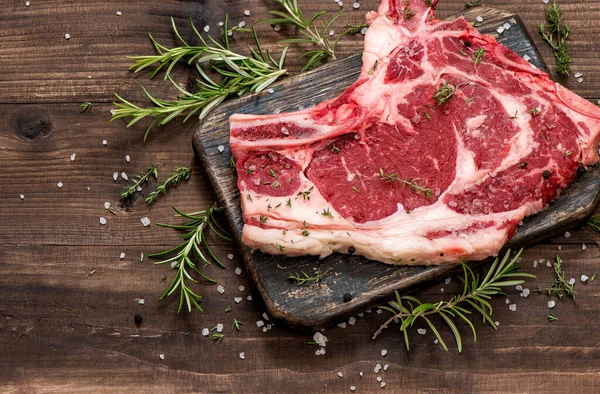 Rohes Rindfleisch Mit Kräutern Und Gewürzen Auf Holzbrett Lebensmittel Hintergrund — Stockfoto