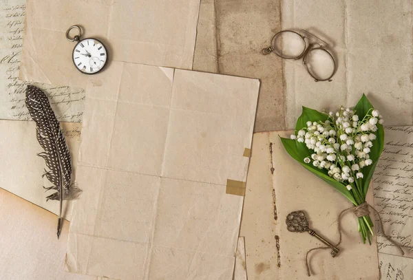 Old Paper Feather Pen Vintage Accessories Spring Flowers Nostalgic Background — Stock Photo, Image