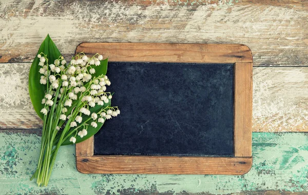 Lírio Vale Flores Com Quadro Negro Sobre Fundo Madeira Rústica — Fotografia de Stock