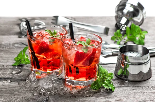 Cocktail Making Bar Tools Red Drink Ice Strawberry Mint Leaves — Stock Photo, Image