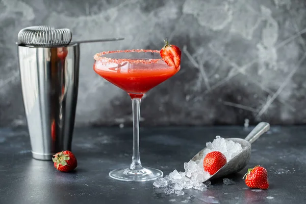 Aardbeiencocktail Met Ijs Drinkbar Gereedschap Shaker — Stockfoto