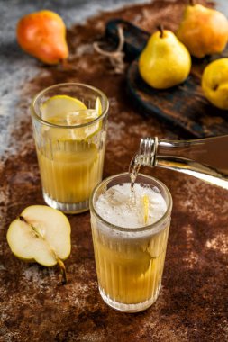 Köpüklü yaz içeceği ve kırsal alanda armut meyvesi.