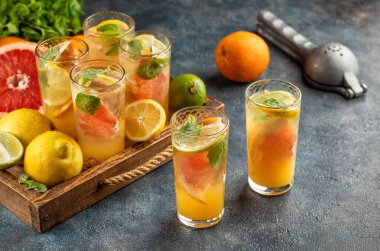 Soğuk narenciye meyvesi buz ve nane yapraklı limonata içer.