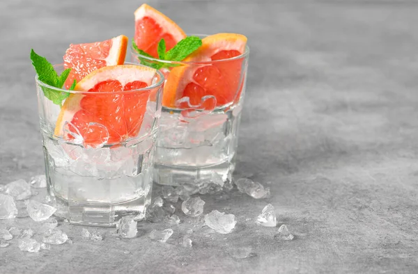 Cold Short Drink Garnish Grapefruit Mint Leaves — Stock Photo, Image