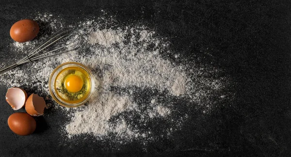 Pečení Ingrediencí Vejce Mouku Tmavém Pozadí Příprava Těsta — Stock fotografie