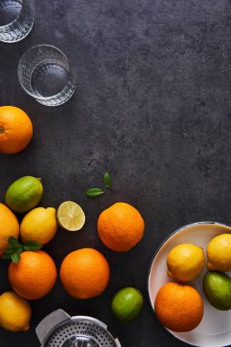 Meyve suyu hazırlama. Koyu arka plan üzerinde olgunlaşmış taze turuncu.