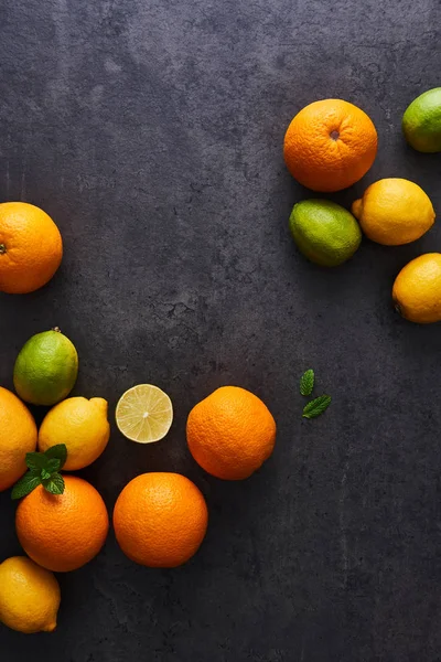 Flat lay of fresh ripe citruses on dark background — Stock Photo, Image