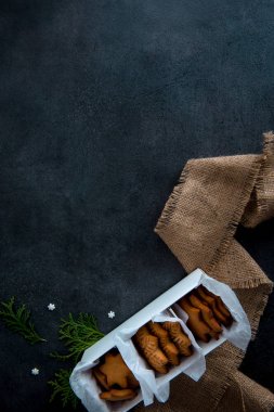 Noel gingerbread çerezleri kağıt kutusunda