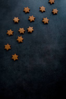 Noel gingerbread yıldız çerezleri koyu mavi zemin üzerine