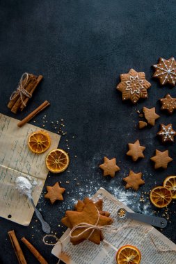 Üstten Görünüm gıda hazırlanması. Yıldız şekilli gingerbread çerezleri wi