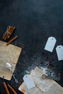 Dağınık Mutfak masasında Üstten Görünüm.