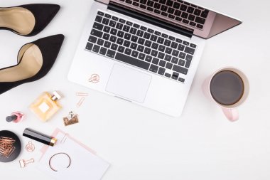 Ofis ve moda kavramı. Dekoratif kozmetik, makyaj araçları, 