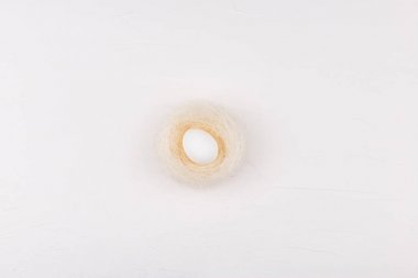 Beyaz arka plan üzerinde izole Nest yumurta beyaz tavuk.